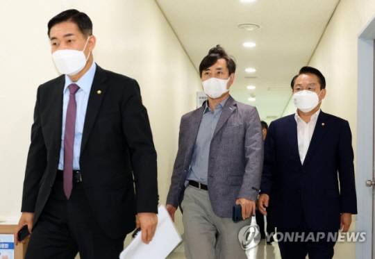 국민의힘 해수부 공무원 피격사건 진상조사TF 해경 방문 : 국민의힘 해수부 공무원 피격사건 진상조사TF 하태경 위원장, 신원식 의원등이 지난 22일 인천 연수구 해양경찰청을 방문하는 모습.  23일 오후 서울 용산 국방부를 방문했다. 국회사진기자단