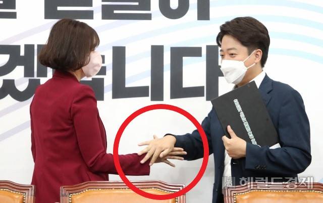 23일 서울 여의도 국회에서 열린 국민의힘 최고위원회의에서 국민의힘 이준석 대표가 배현진 최고위원이 건넨 손을 거부하고 있다. [이상섭 기자]