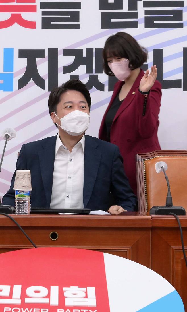 23일 오전 국회에서 열린 국민의힘 최고위원회의에서 배현진 최고위원이 악수를 거부한 이준석 대표의 어깨를 치고 있다. [연합]