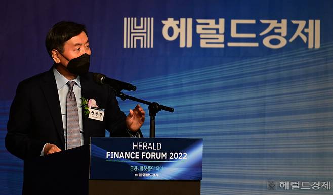 '헤럴드금융포럼 2022' 가 23일 오전 서울 중구 소공동 더플라자호텔 그랜드볼룸에서 '금융, 플랫폼이 되다'를 주제로 열린 가운데 전광우 세계경제연구원 이사장이 기조연설을 하고 있다. 박해묵 기자