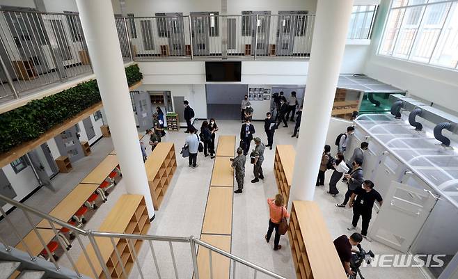 [이천=뉴시스] 추상철 기자 = 신축 국군교도소 준공식을 사흘 앞두고 사전 브리핑 행사가 열린 지난 20일 오전 경기 이천시 국군교도소 수용동에서 군 관계자가 수용시설에 대한 설명을 하고 있다. 2022.06.23. scchoo@newsis.com