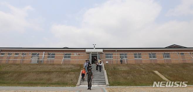 [이천=뉴시스] 추상철 기자 = 신축 국군교도소 준공식을 사흘 앞두고 사전 브리핑 행사가 열린 지난 20일 오전 경기 이천시 국군교도소가 보이고 있다. 2022.06.23. scchoo@newsis.com