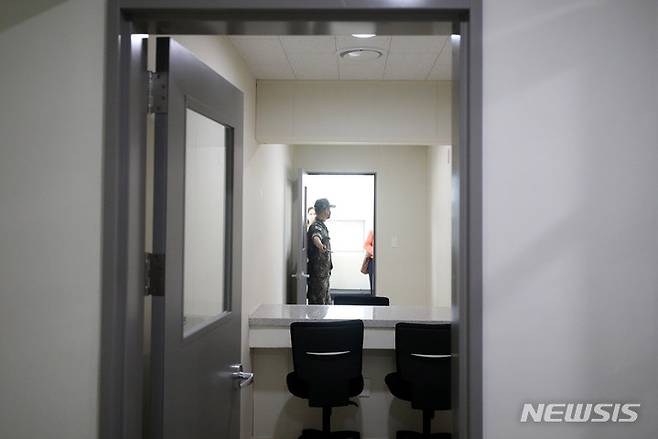 [이천=뉴시스] 추상철 기자 = 신축 국군교도소 준공식을 사흘 앞두고 사전 브리핑 행사가 열린 지난 20일 오전 경기 이천시 국군교도소 면회실이 공개되고 있다. 2022.06.23. scchoo@newsis.com