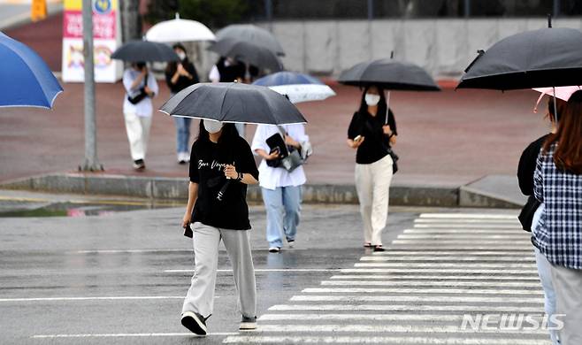 [광주=뉴시스] 광주 광산구 호남대학교 앞 횡단보도에서 학생들이 우산을 쓰고 걷고 있다. (사진=뉴시스DB) 2022.06.14. leeyj2578@newsis.com