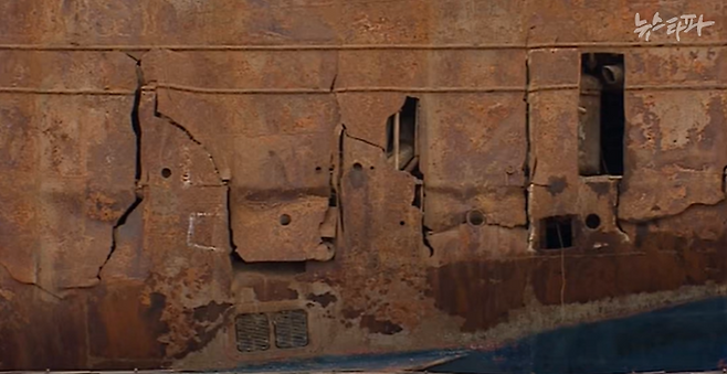 ▲ 세월호 선체 좌현 핀안정기실 인근 외벽의 파손 모습