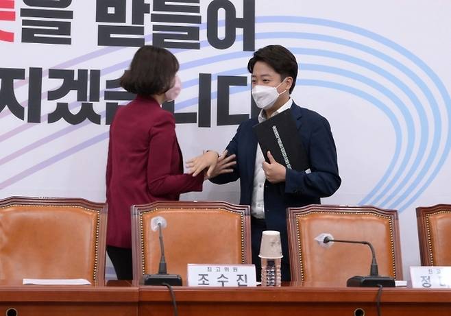 23일 국민의힘 최고위원회의에서 배현진 최고위원이 내민 손 뿌리치는 이준석 대표(오른쪽). 국회사진기자단