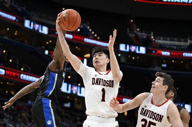 이현중(가운데).게티/AFP 연합뉴스