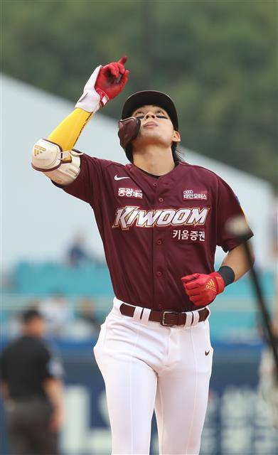 키움 히어로즈 이정후가 22일 대구 삼성라이온즈파크에서 열린 2022 프로야구 신한은행 SOL KBO리그 삼성 라이온즈전 1회초 1사 2루 상황에서 2점 홈런을 터뜨린 뒤 홈으로 들어오며 세리머니를 하고 있다.대구 뉴스1