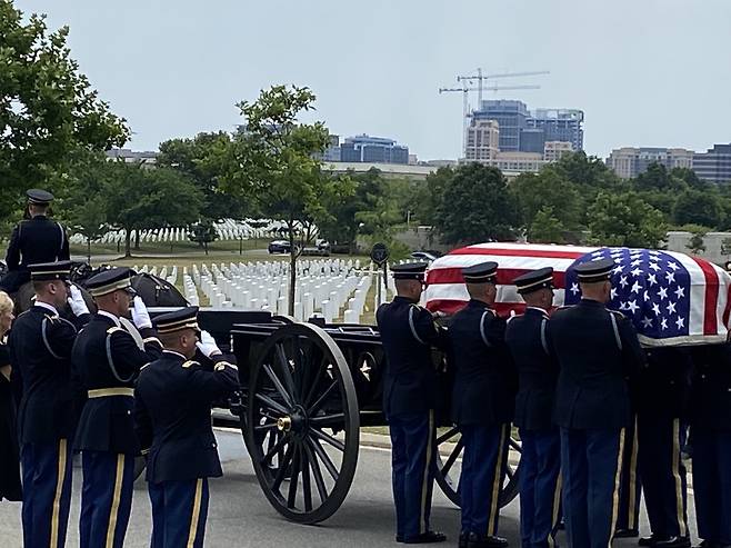 윌리엄 웨버 미 예비역 대령의 운구 행렬이 22일(현지시간) 미국 버지니아주 알링턴 국립묘지 내 안장식장으로 향하고 있다. 워싱턴 이경주 특파원