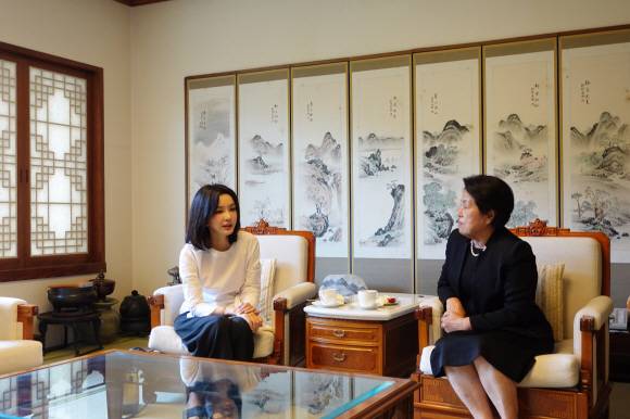 윤석열 대통령 부인 김건희 여사가 16일 서울 서대문구 연희동 고 전두환 전 대통령 자택을 찾아 부인 이순자 여사를 예방하며 대화를 나누고 있다.  2022.6.16 대통령실 제공