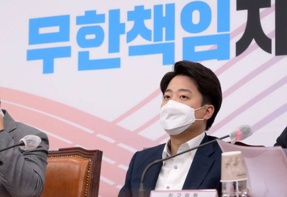 국민의힘 이준석 대표가 23일 서울 여의도 국회에서 열린 최고위원회의에 참석해 권성동 원내대표의 발언을 듣고 있다. 2022. 6. 23 김명국 기자