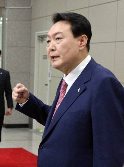 윤석열 대통령이 23일 오전 용산 대통령실로 출근하며 취재진 질의에 답하고 있다. 2022.6.23 대통령실사진기자단