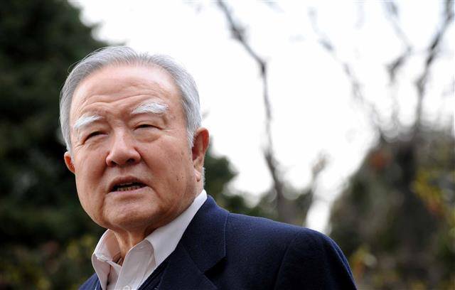 조순 전 경제부총리가 23일 노환으로 별세했다. 94세. 서울대 교수이던 고인은 1988년 경제부총리 겸 경제기획원 장관에 발탁됐고 이후 한국은행 총재, 서울시장, 한국학중앙연구원 이사장 등을 역임했다. 서울신문 DB