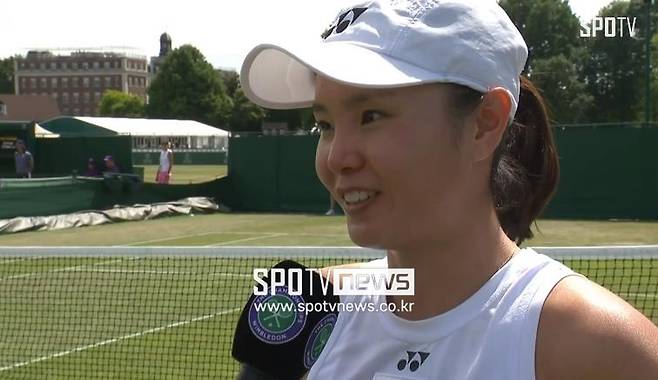 ▲ 2022년 윔블던 여자 단식 예선 경기를 마친 뒤 현지에서 인터뷰 중인 장수정 ⓒSPOTV NOW 캡처