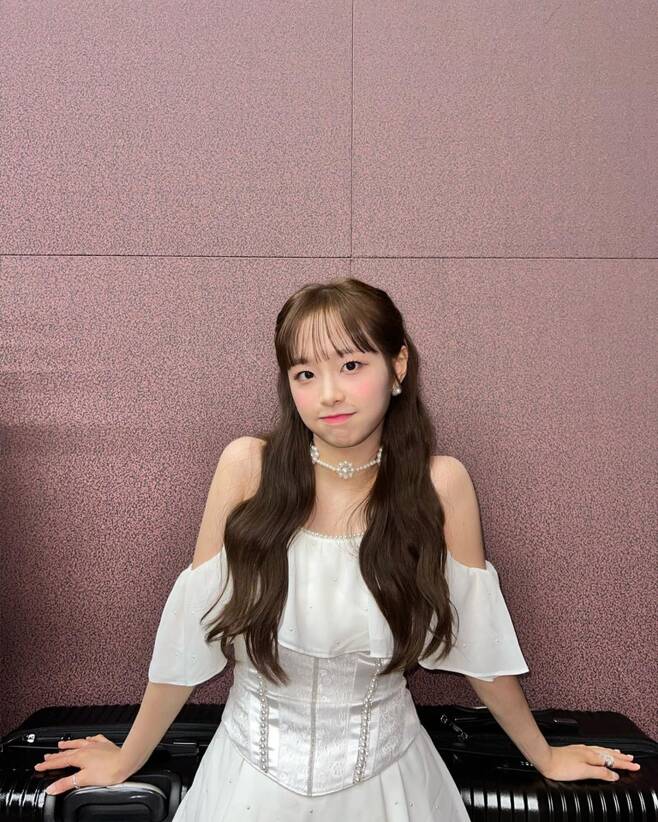 On Sunday, the group Loona (hereinafter referred to as Idaso)s official Instagram account posted several photos along with an article entitled Flipped That in the Summer of the Five Lights.The photo shows Chuu showing off his beauty with his long wave hair hanging down; an off-shoulder dress and a jean-gu ornament highlight his beauty.In the ensuing photo, Chuuu put his mouth forward or wind on his cheeks to exude cuteness, adding a fresh juice to his cheek with a pink blusher.On the other hand, media Daily reported on the 22nd that Chuuu will transfer to his agency, VipoM Studio.Earlier in March, Chuuu filed an injunction against the current agency Blockberry Creative, and reported that he had received some of the rulings.Blockberry Creator said it is keeping silent about it and is organizing its position through Ex-Sports Media on the 22nd.Even in this situation, Chuuu continues to work in the group.Recently, he has appeared on Mnet contest program Queendom 2 and is also participating in his new mini album Flip That (Flipped That) released on the 20th.However, Chuuu said he would not attend his first world tour after his debut due to the pre-confirmed schedule.I will do Do best as much as I can for the five-color (fan club names) and the members, dont worry, he said through the fandom platform.Loonas official Instagram also has a series of photos and challenge videos of Chuuu.Photo = Loona Official Instagram