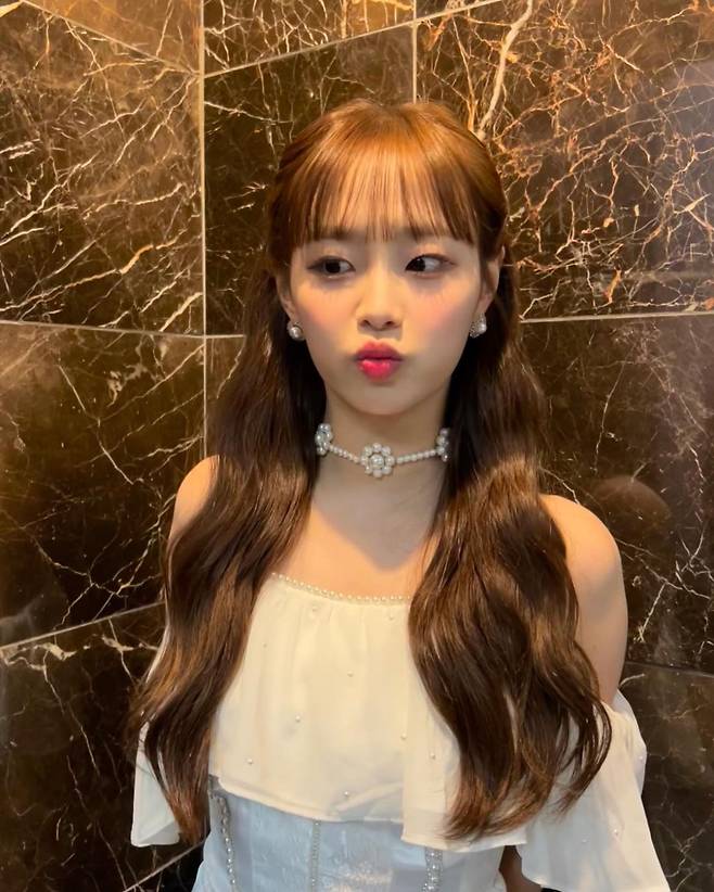 On Sunday, the group Loona (hereinafter referred to as Idaso)s official Instagram account posted several photos along with an article entitled Flipped That in the Summer of the Five Lights.The photo shows Chuu showing off his beauty with his long wave hair hanging down; an off-shoulder dress and a jean-gu ornament highlight his beauty.In the ensuing photo, Chuuu put his mouth forward or wind on his cheeks to exude cuteness, adding a fresh juice to his cheek with a pink blusher.On the other hand, media Daily reported on the 22nd that Chuuu will transfer to his agency, VipoM Studio.Earlier in March, Chuuu filed an injunction against the current agency Blockberry Creative, and reported that he had received some of the rulings.Blockberry Creator said it is keeping silent about it and is organizing its position through Ex-Sports Media on the 22nd.Even in this situation, Chuuu continues to work in the group.Recently, he has appeared on Mnet contest program Queendom 2 and is also participating in his new mini album Flip That (Flipped That) released on the 20th.However, Chuuu said he would not attend his first world tour after his debut due to the pre-confirmed schedule.I will do Do best as much as I can for the five-color (fan club names) and the members, dont worry, he said through the fandom platform.Loonas official Instagram also has a series of photos and challenge videos of Chuuu.Photo = Loona Official Instagram