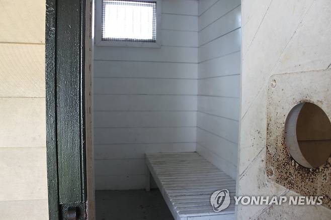 시설이 녹슬어 노후한 국군교도소 내부 [연합뉴스 자료사진]