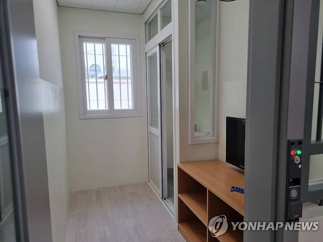 국방부, 국군교도소 수용동 내외부 공개 (서울=연합뉴스) 하채림 기자 = 국방부가 23일 경기 이천시 국군교도소에서 신축 수용동 준공식을 앞두고 수용동의 내외부를 공개했다. 사진은 공개된 국군교도소 1인실 모습. 2022.6.23 tree@yna.co.kr