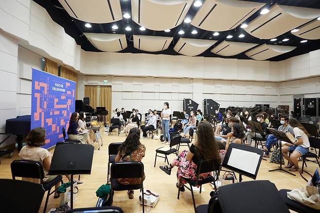 국립심포니 국제 오케스트라아카데미 국립심포니오케스트라의 '2022 KNSO 국제 오케스트라아카데미'에 참가 중인 국내외 연주자들이 지난 21일 상견례를 하고 있다. [국립심포니 제공. 재판매 및 DB 금지]