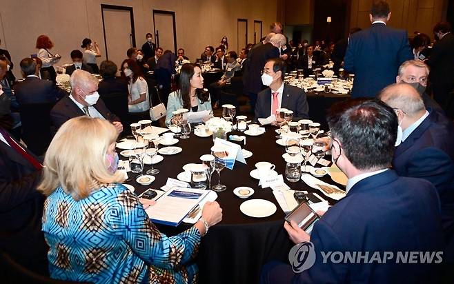 한독상의·한불상의 공동만찬에 참석한 한덕수 총리 (서울=연합뉴스) 한덕수 국무총리가 23일 저녁 서울 용산구 그랜드하얏트서울에서 열린 한독상의·한불상의 공동만찬에서 참석자들과 대화하고 있다. 2022.6.23 [총리실 제공. 재판매 및 DB 금지] photo@yna.co.kr