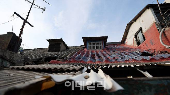 소막마을로 불리는 부산 우암동에는 아직도 소막사의 흔적들이 집집마다 남아있다