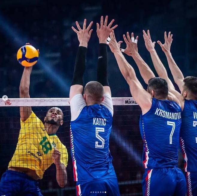 브라질과 세르비아 대표팀의 경기 장면 [사진=브라질 배구협회 인스타그램 캡쳐]