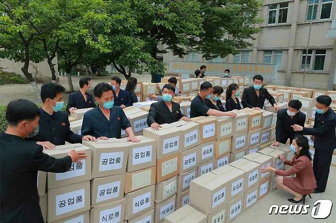 (평양 노동신문=뉴스1) = 북한 노동당 기관지 노동신문은 지난 18일 당 중앙위원회 일꾼(간부)들과 가족들이 마련한 의약품과 지원물자들이 전날 황해남도 전염병 발생지역으로 수송되었다고 보도했다. [국내에서만 사용가능. 재배포 금지. DB 금지. For Use Only in the Republic of Korea. Redistribution Prohibited] rodongphoto@news1.kr