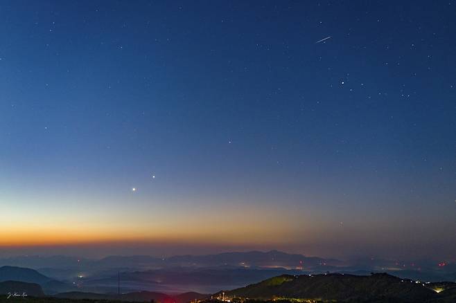 2022년 5월5일 새벽녘 동쪽 하늘에 나타난 금성, 목성, 화성, 토성의 배열. 금성과 목성이 붙어 있고, 화성은 한참 떨어져서 목성과 토성의 중간에 위치하고 있다. (촬영자: 한국아마추어천문학회 김지훈) (한국아마추어천문학회 제공) 2022.06.23 /뉴스1