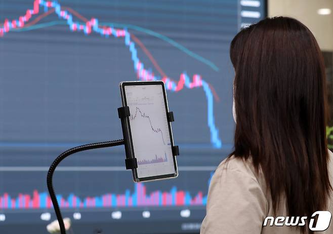 지난 17일 오후 서울 서초구 빗썸 고객센터 전광판에 비트코인 등 가상자산(암호화폐) 시세가 나타나고 있다. 최근 가상자산 시장은 일제히 하락하고 있다. 2022.6.17/뉴스1 © News1 구윤성 기자