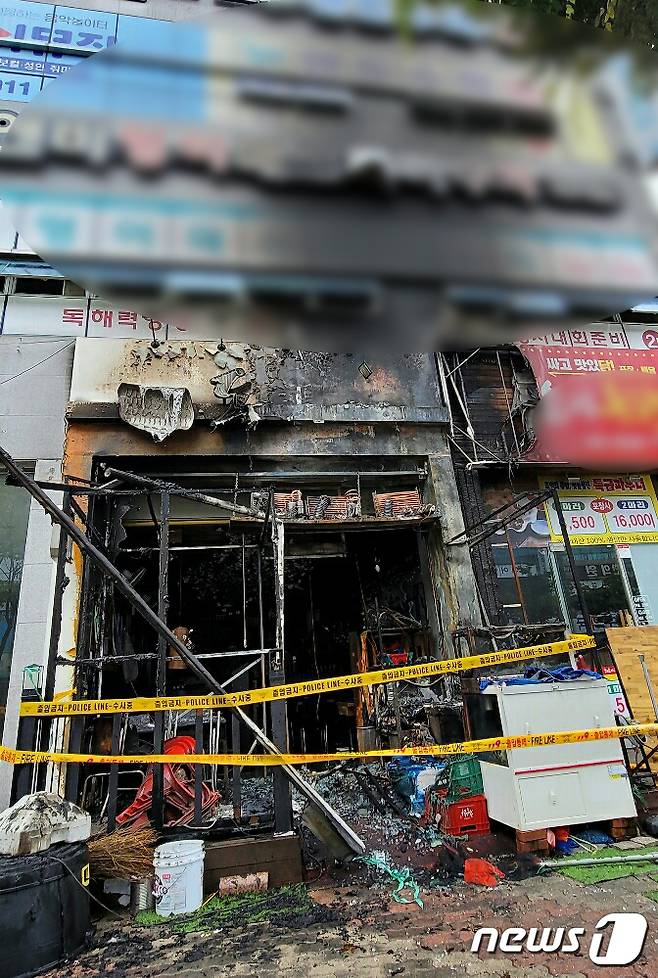 24일 오전 3시42분쯤 광주 광산구 산정동의 한 일식당에서 불이 나 건물 외관이 불에 탄 모습. (독자 제공) 2022.6.24/뉴스1 © News1 이수민 기자