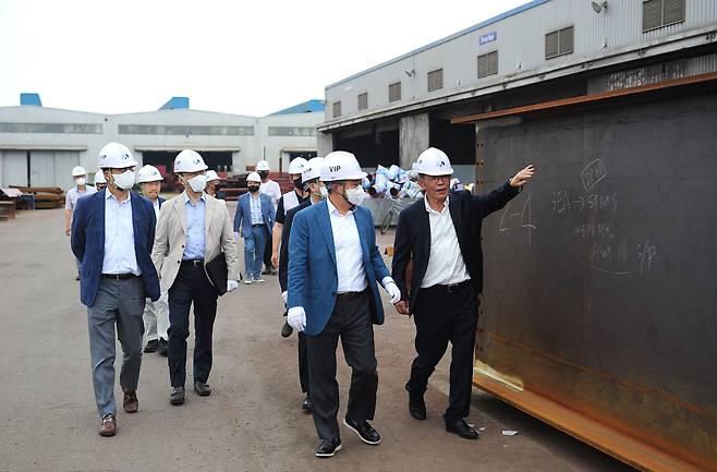 사진은 박경일 SK에코플랜트 사장(오른쪽 2번째)을 비롯한 동반성장 간담회 참석자들이 한맥중공업 공장을 견학하는 모습(SK에코플랜트 제공) © 뉴스1