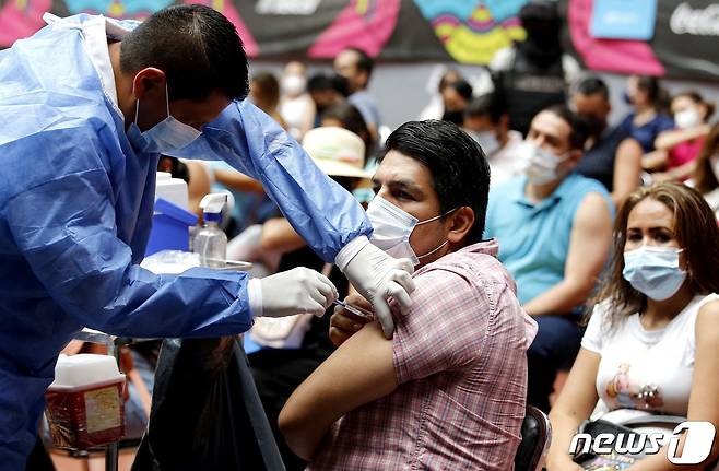 3일 (현지시간) 멕시코 할리스코주 사포판에 마련된 코로나19 백신 접종소에서 주민이 아스트라제네카 백신을 맞고 있다. © AFP=뉴스1 © News1 우동명 기자