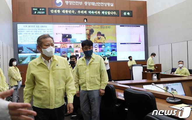 이상민 중앙재난안전대책본부 제2차장(행정안전부 장관)이 24일 오전 정부세종청사에서 코로나19 중앙재안안전대책본부(중대본) 회의를 주재하기에 앞서 관계자들을 격려하며 입장하고 있다. 2022.6.24 © News1 김기남 기자
