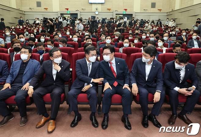 김동연 경기도지사 당선인과 김성원 국민의힘 경기도당 위원장 © 뉴스1