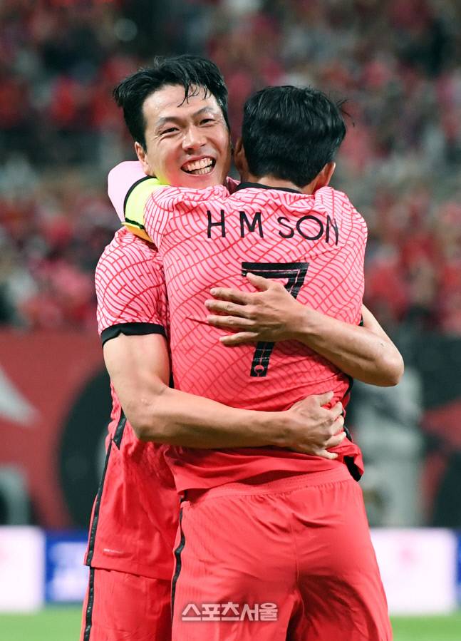 김영권(왼쪽)이 지난 14일 서울월드컵경기장에서 열린 이집트 전에서 추가골을 넣고 손흥민과 함께 기뻐하고 있다.