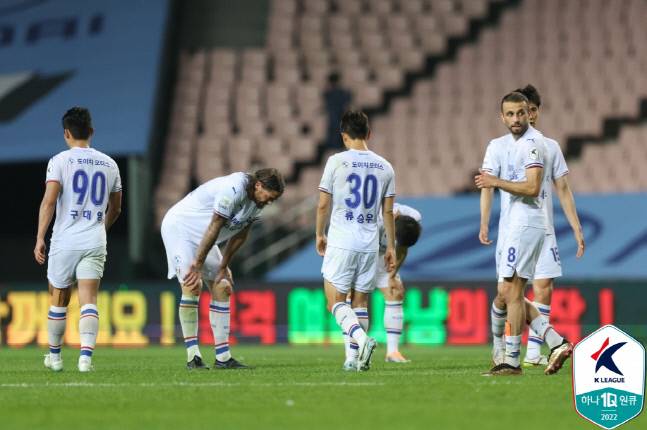 수원 선수들이 22일 전북전에서 패한 뒤 아쉬워하고 있다. 제공 | 한국프로축구연맹