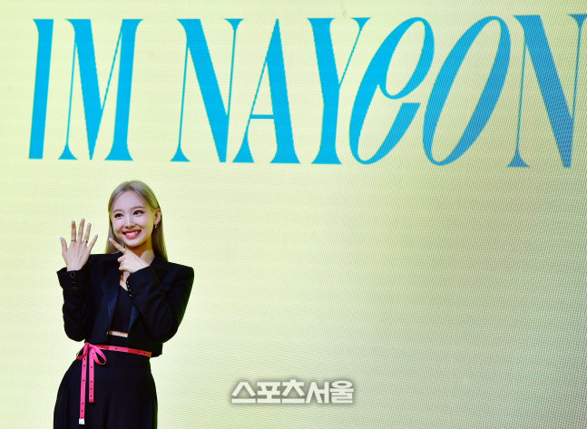 트와이스 나연이 24일 첫 솔로앨범 ‘IM NAYEON’을 발표하며 솔로 아티스로 전격 데뷔했다.나연은 여의도 페어몬트 앰버서더에서 기자간단회를 열어 솔로앨범 ‘IM NAYEON’과 타이틀곡 ‘POP!’등 7곡을 공개하며 자신감 넘치는 무대를 선보였다.2022.6.23.여의도 | 강영조기자kanjo@sportsseoul.com