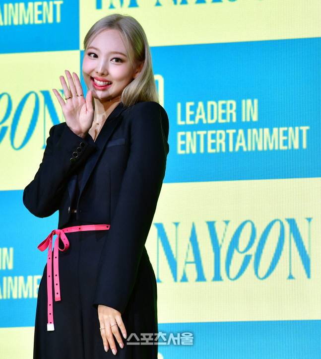 트와이스 나연이 24일 첫 솔로앨범 ‘IM NAYEON’을 발표하며 솔로 아티스로 전격 데뷔했다.