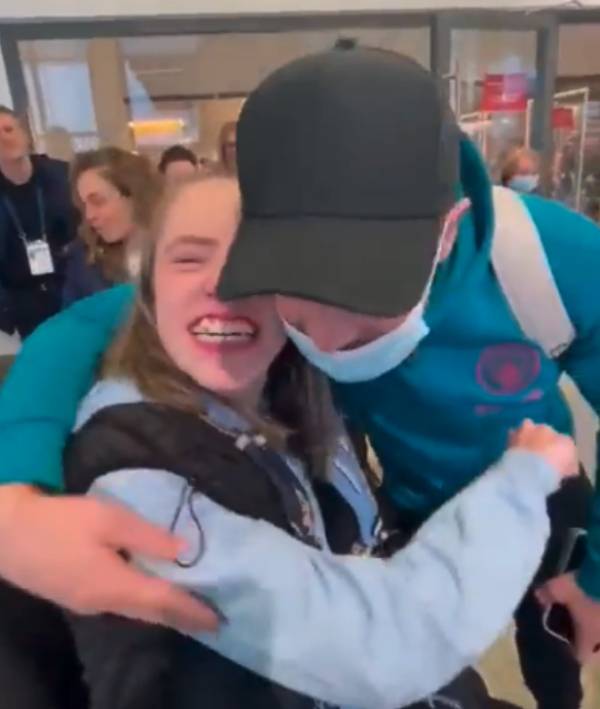 휠체어를 탄 팬을 향해 포옹을 해주는 잭 그릴리쉬. 사진｜토크스포츠