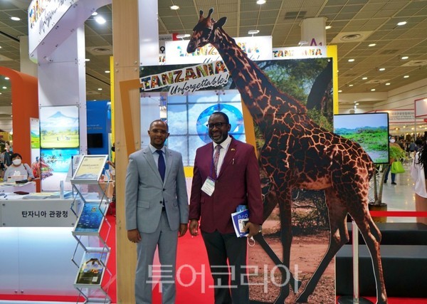 토골라니 애드리스 마부라 탄자니아대사(왼쪽)가 엔데믹시대 가볼만한 탄자니아여행지들을 알렸다.