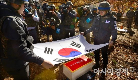 25일 오전 강원도 철원군 철원읍 백마고지 인근 화살머리고지에서 국방부 유해발굴감식단원들이 6.25 당시 전투에서 숨진 국군 유해를 발굴하여 수습하고 있다. /사진공동취재단