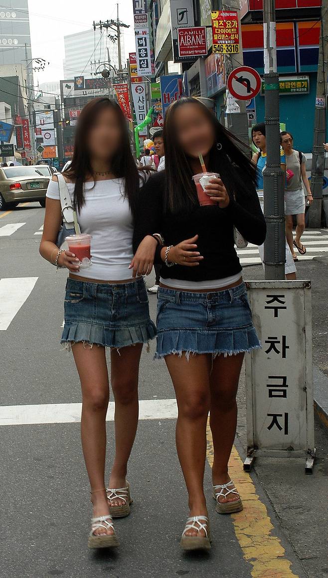 서울 압구정 로데오 거리는 2000년대 초반까지 대한민국 소비 트렌드의 중심으로 통했다. 조선일보 아카이브에 저장된 2000년대 압구정 로데오 거리 모습. "10대들의 패션이 과감하다. 2004년 7월 19일 촬영."