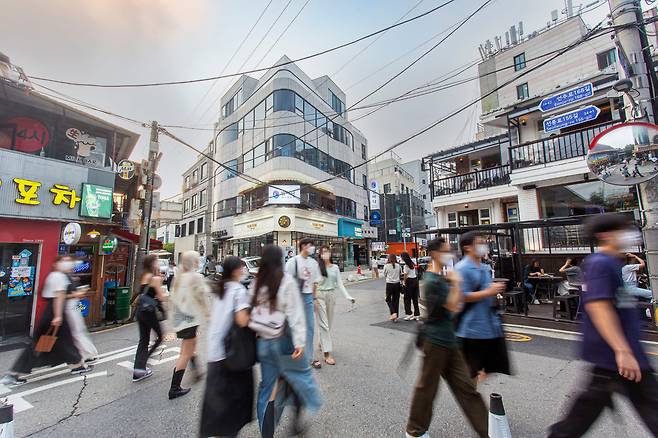 지난해 6월 말, 일주일 중 가장 한산하다는 화요일이었지만 서울 압구정 로데오거리 일대 골목은 젊은이들로 붐볐다. 1990~2000년대 초 전성기로 돌아간 듯했다. /이신영 영상미디어 기자