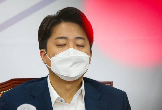 이준석 국민의힘 대표가 23일 서울 여의도 국회에서 열린 최고위원회의에서 눈을 감고 생각에 잠겨 있다. 사진공동취재단