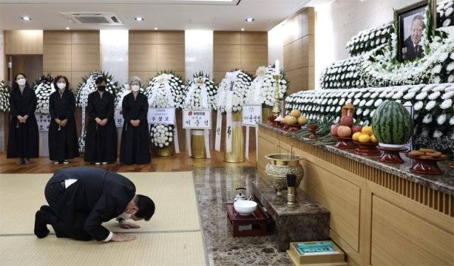 윤석열 대통령이 23일 서울 송파구 서울아산병원에 마련된 조순 전 경제부총리의 빈소를 찾아 조문하고 있다. 2022.6.23 대통령실 제공