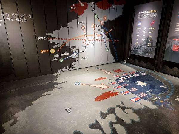 거제포로수용소유적공원에 6.25전쟁과 관련된 개요와 도움을 준 국가에 대해 자세히 설명되어 있었다.