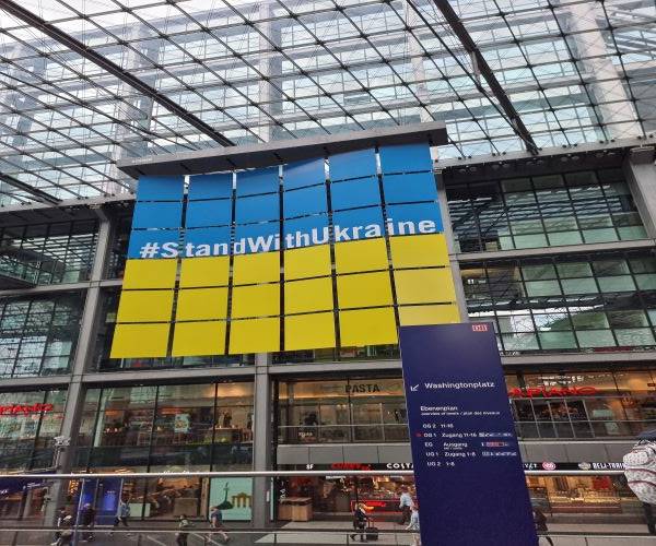 독일 중앙역(HBF)에 크게 걸린 우크라이나 국기. 우크라이나와 함께라는 글귀가 인상적이다.