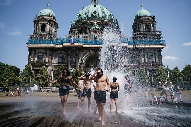 전세계에서 때이른 폭염 현상이 나타나는 가운데 독일 베를린에서 사람들이 분수에 들어가 더위를 식히고 있다. 베를린/EPA 연합뉴스