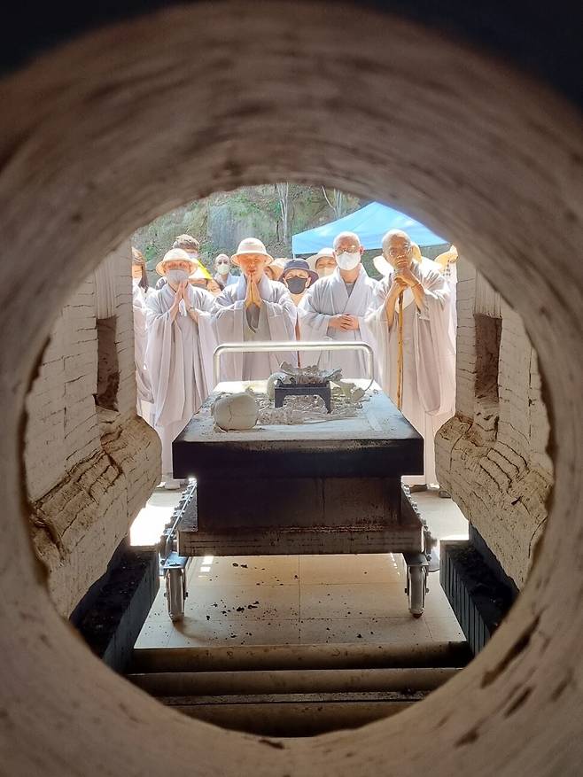 경남 양산 통도사 다비장에서 다비를 끝내고 나온 연관 스님 법구. 사진 맑은소리 맑은나라 김윤희 제공
