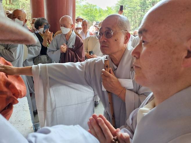 다비장에 들어가는 연관 스님의 관에 마지막 인사를 나누고 있는 수경 스님. 사진 맑은소리 맑은나라 김윤희 제공